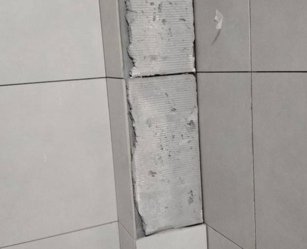 旌阳瓷砖空鼓维修公司分享下瓷砖施工前基层浇水润湿程度不足，可能导致以下问题